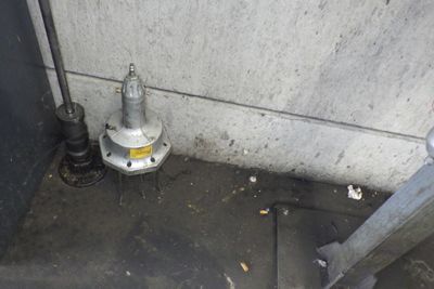 une borne d'incendie située à l'angle d'un immeuble, près d'un mur