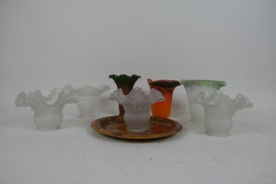 trois vases posés sur une assiette, sur une surface blanche