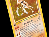 un carton jaune sur lequel figure l'image d'un personnage de Pokémon