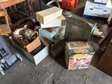 plein de cartons qui traînent par terre