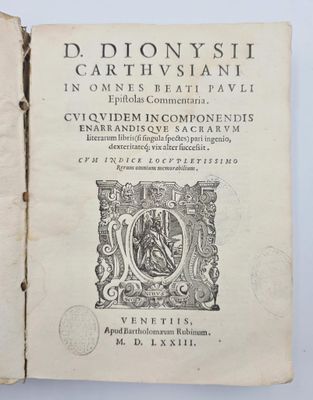 un livre ouvert sur lequel figure l'image d'un homme dans un blason