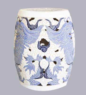 un tabouret en porcelaine bleue et blanche orné d'un motif de dragon