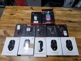 il y a plein de souris de toutes sortes sur la table