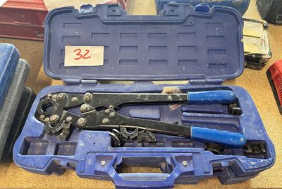 une caisse à outils bleue avec des outils sur une table