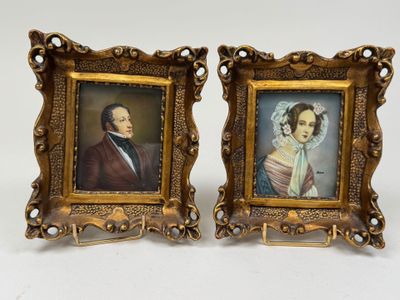 deux photos encadrées représentant un homme et une femme sur fond blanc