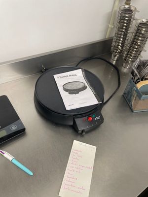 un comptoir avec une balance, un stylo et un téléphone portable