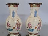 deux vases ornés de motifs asiatiques, posés sur une table