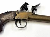 gros plan d'un pistolet sur une surface blanche