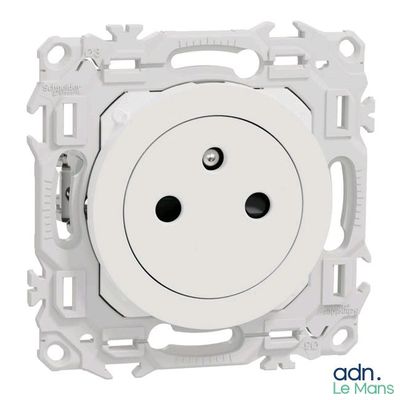 une image montrant un gros plan d'une prise électrique blanche sur fond blanc