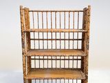 une photo d'une étagère en bois comportant quatre tablettes