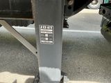un gros plan de l'arrière d'un camion sur lequel est apposé un autocollant