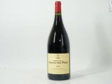 une bouteille de vin posée sur une table