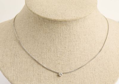 gros plan d'un collier sur un mannequin mannequin
