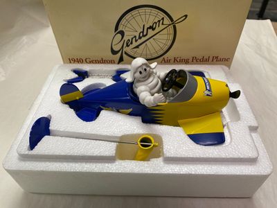 une figurine représentant un homme à bord d'un avion avec un chien à l'intérieur