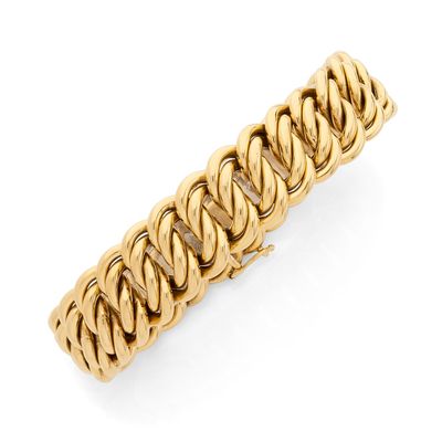 une bague en or avec un motif tressé