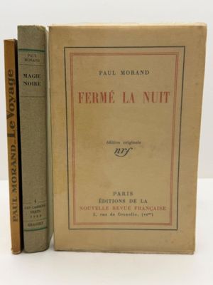 deux livres posés l'un à côté de l'autre sur une table
