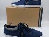 un gros plan sur une paire de chaussures bleues posées sur une boîte