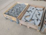 deux caisses en bois remplies de raccords de tuyauterie gris
