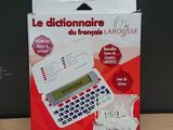 une boîte contenant une calculatrice, posée sur une table