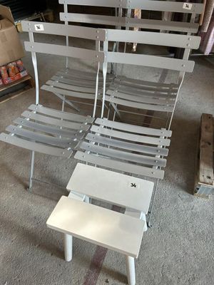 quatre chaises et une table au milieu d'une pièce