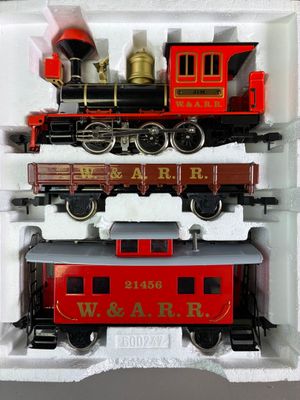 un train rouge et noir présenté dans une boîte blanche