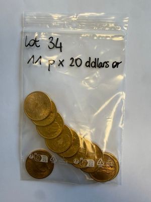 un sac de pièces d'or posé sur une table blanche