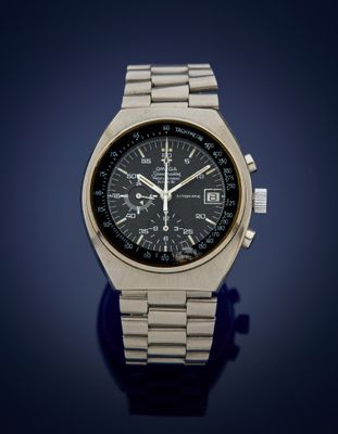 un gros plan d'une montre au cadran noir sur fond bleu