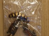un sac contenant une figurine, posé sur une table