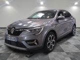 la voiture grise est garée sur un sol en damier dans le garage