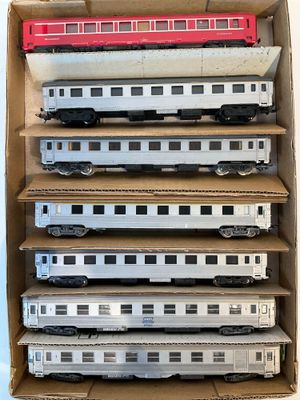 une boîte en carton contenant tout un tas de petits trains