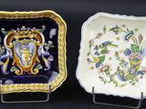deux assiettes ornées de motifs décoratifs, posées sur une surface noire