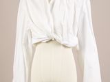 une photo d'une chemise blanche sur un mannequin