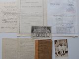 de nombreux vieux papiers sur la table, avec de vieilles photos