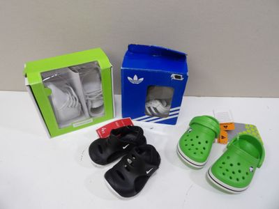 trois paires de chaussures et une boîte posées sur une table