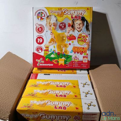 une boîte de bonbons gélifiés et une boîte de bonbons gélifiés