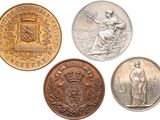 quatre types de pièces différents sont représentés sur un fond blanc