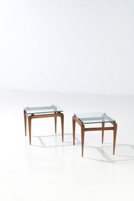 deux tables à plateau en verre sont posées sur une surface blanche