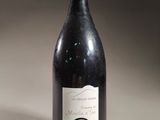 une bouteille de vin posée sur une table