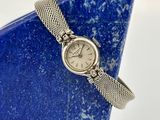 une image représentant une montre-bracelet posée sur une pierre bleue