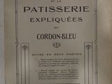 un vieux livre avec un titre en noir et blanc