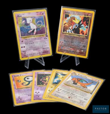 quatre cartes Pokémon différentes exposées sur un fond noir