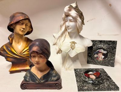 trois bustines représentant des femmes coiffées de chapeaux et ornées d'images