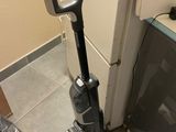 une image d'un aspirateur dans un coin d'une pièce