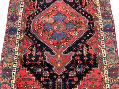 Tapis Persan Ramadan en laine à fond rouge à grand médaillon…