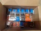 une boîte en carton remplie de gadgets électroniques en tout genre