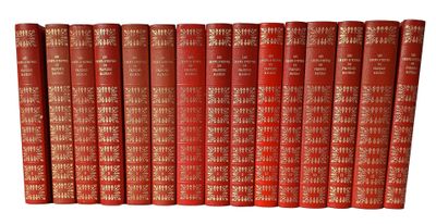 les livres sont alignés sur une surface blanche