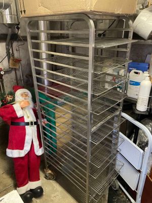 un Père Noël debout à côté d'un présentoir de produits alimentaires
