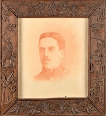 une vieille photo d'un homme moustachu dans un cadre en bois