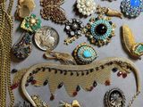 de nombreux types de bijoux exposés sur la table