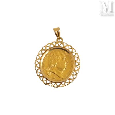 un gros plan d'une pièce de monnaie sertie dans un pendentif en or, sur fond blanc